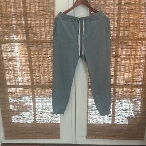 Vuori Performance jogger. Green Heather.